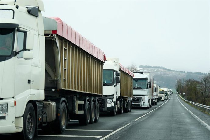 Archivo - Varios camiones parados en la A-67, a 18 de enero de 2023, en Cantabria (España)