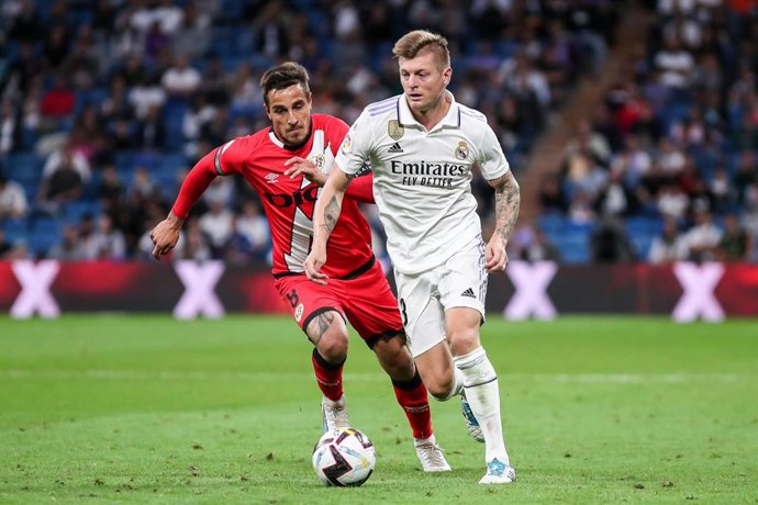 Archivo - Óscar Trejo y Toni Kroos en el Real Madrid-Rayo Vallecano en el Santiago Bernabéu de la pasada temporada