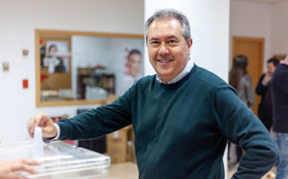 El secretario general del PSOE-A, Juan Espadas, vota en la consulta a la militancia sobre el acuerdo con Sumar para un gobierno de coalición. En la agrupación Centro del PSOE de Sevilla.