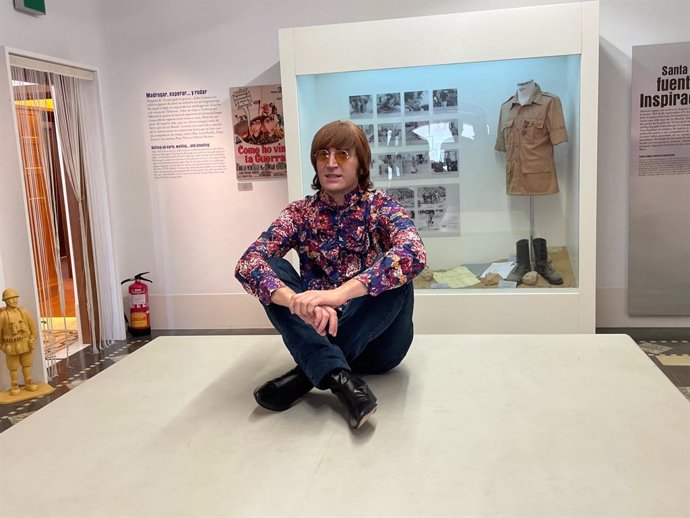 El cantante Javier Parisi, "doble oficial de John Lennon", visita la Casa del Cine de Almería.