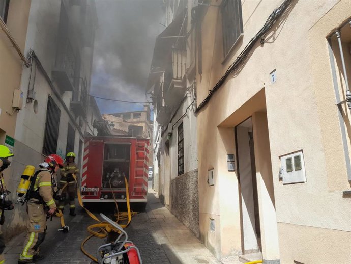 Archivo - Imagen de archivo de bomberos interviniendo en un incendio de una vivienda.