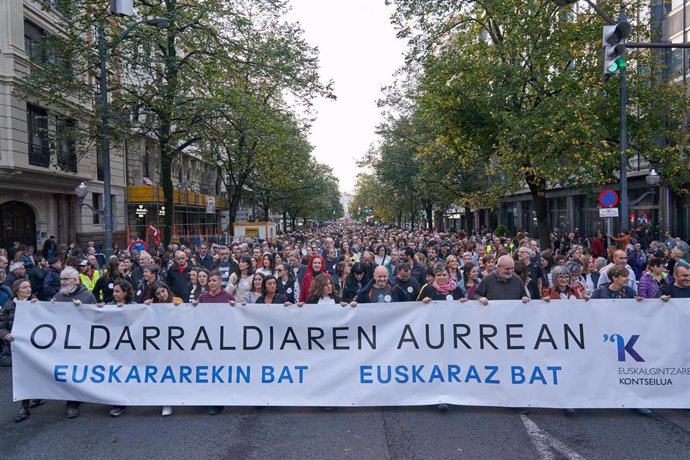 Miles de personas se movilizan en Bilbao en defensa del euskera y como "barrera ante la ofensiva judicial"