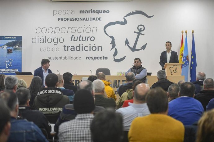 El conselleiro do Mar, Alfonso Villares, con las cofradías de pescadores.