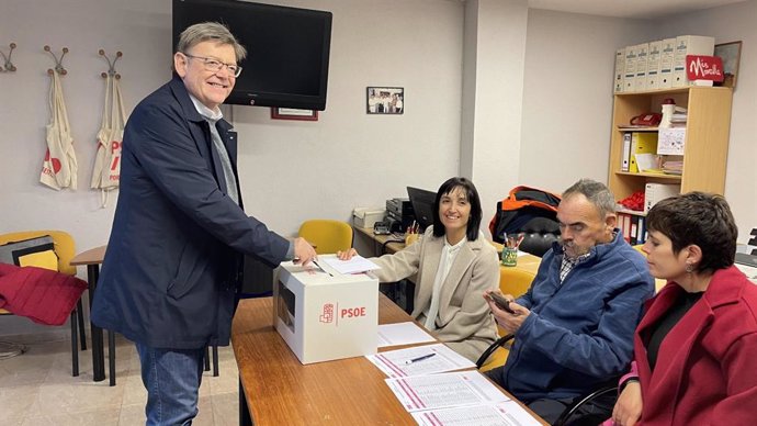 El secretario general del PSPV-PSOE, Ximo Puig, deposita su voto en Morella (Castellón) en la consulta a la militancia socialista para avalar las negociaciones de formación de gobierno en España