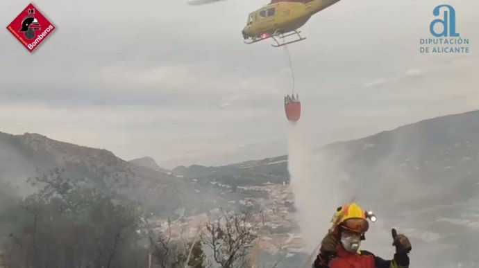 Incendio forestal en Rfol d'Almúnia (Alicante)