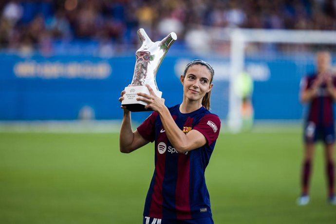 Aitana Bonmati of Fc Barcelona Femenino poses with the UEFA best women player trophy during the Spanish league, Liga F, football match played between Fc Barcelona  and Real Sociedad at Johan Cruyff Stadium on October 08, 2023 in Sant Joan Despi, Spain.