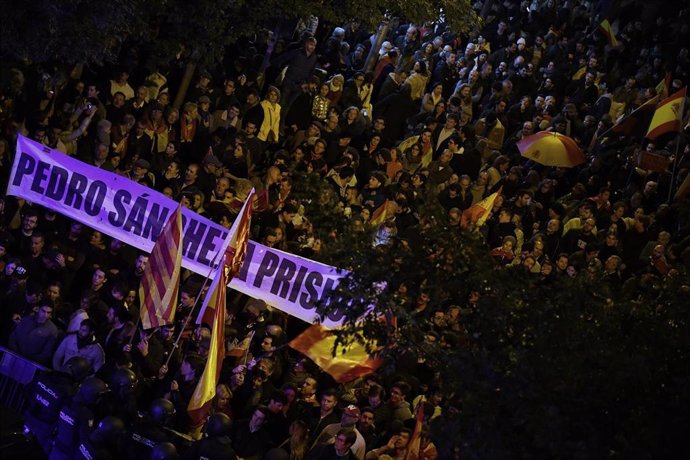 Decenas de personas protestan en la sede del PSOE (calle Ferraz de Madrid), a 3 de noviembre de 2023, en Madrid (España)