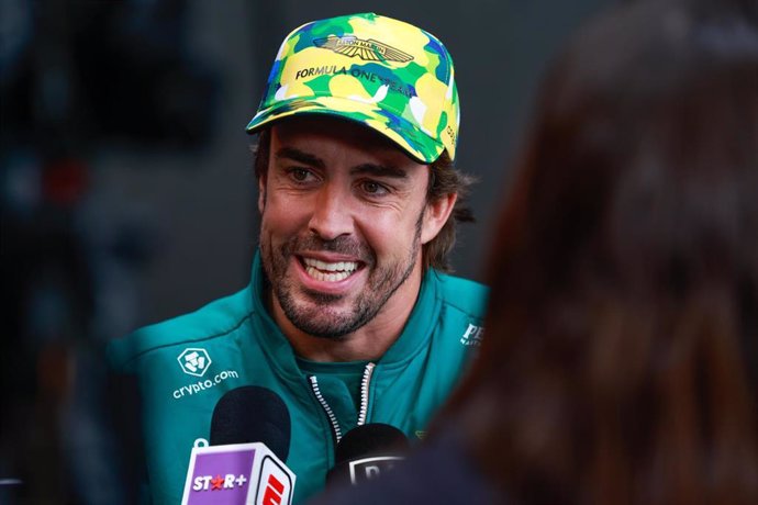 Fernando Alonso, atendiendo a periodistas en un Gran Premio.