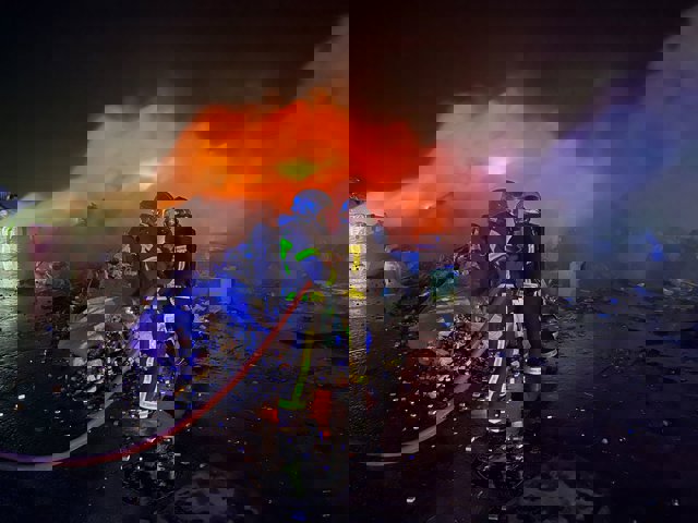 Bomberos de la Comunidad de Madrid trabajan para extinguir un incendio