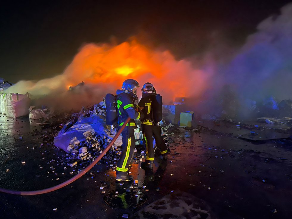 Bomberos de la Comunidad de Madrid trabajan para extinguir un incendio