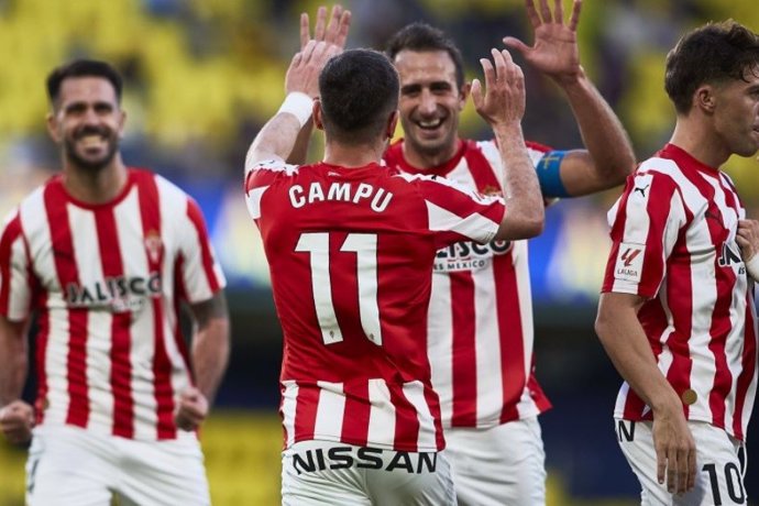 Víctor Campuzano celebra un gol con el Sporting de Gijón.