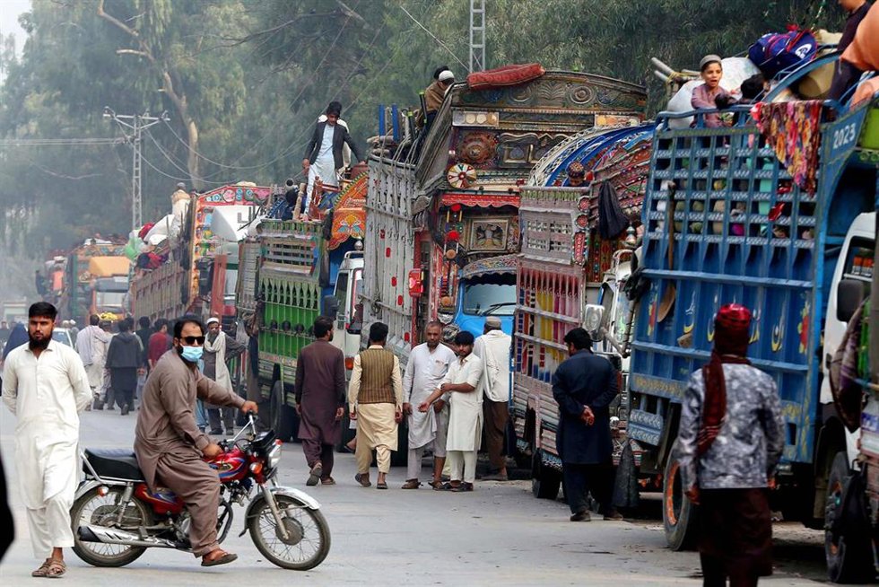 Archivo - refugiados afganos saliendo de Pakistán