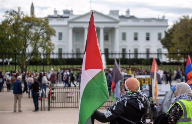 Manifestantes en solidaridad con palestina en frente de la Casa Blanca en Washington, Estados Unidos
