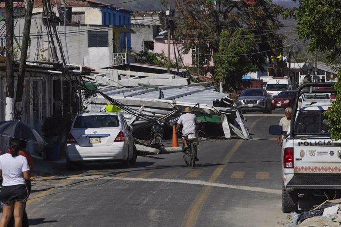 Archivo - Destrucción causada por el paso del huracán 'Otis' por México