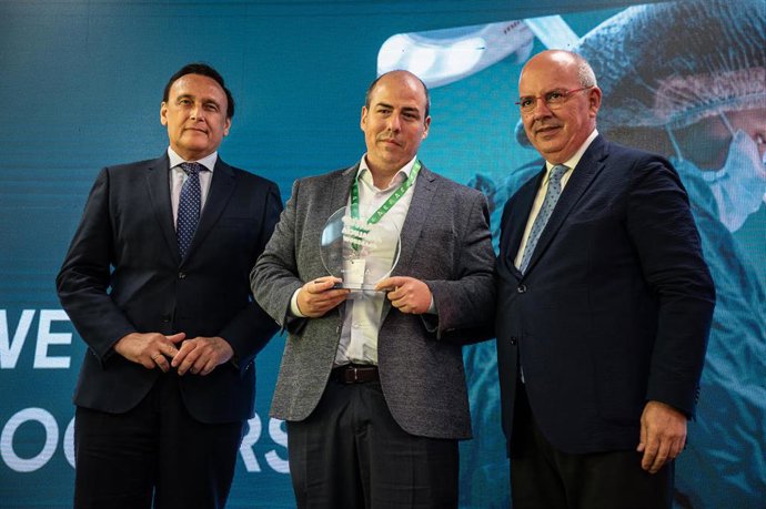 Archivo - El consejero de Universidad, Investigación e Innovación, José Carlos Gómez Villamandos, (i) , junto al presidente del Consejo Andaluz de Cámaras de Comercio, Javier Sánchez Rojas (d) entrega los premios del 'Startup Andalucía Roadshow' (Foto d