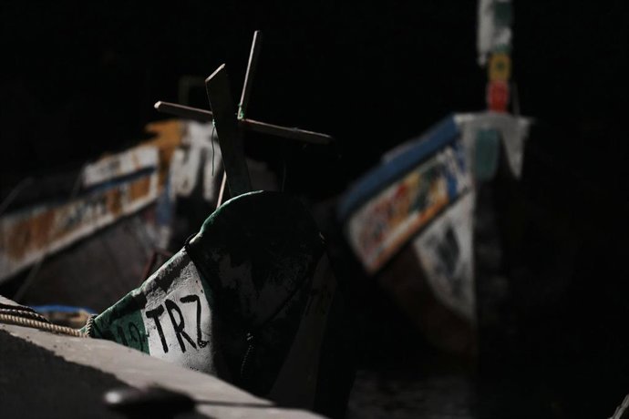 Restos de la patera donde un grupo de migrantes ha viajado a la isla de El Hierro, a 2 de noviembre de 2023, en El Hierro, Canarias (España). Salvamento Marítimo ha rescatado en la noche de hoy una patera con 49 migrantes a bordo en aguas cercanas a la 