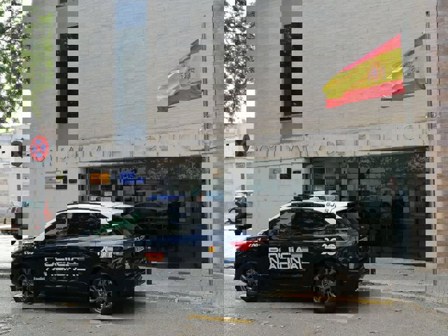 Un vehículo policial frente a la Comisaría de la Policía Nacional en Manacor