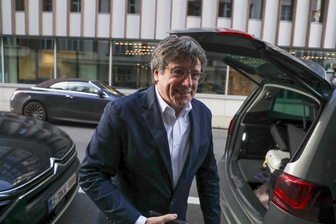 L'expresident de la Generalitat Carles Puigdemont sortint del Parlament Europeu  