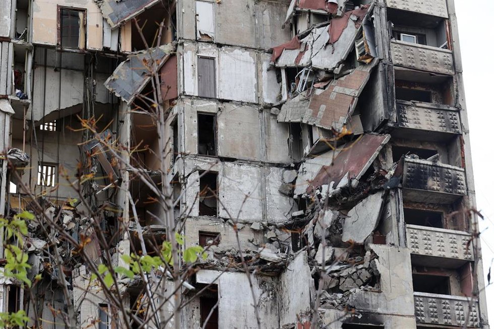 Un edificio residencial ucraniano dañado por los bombardeos en la región del Donbás 