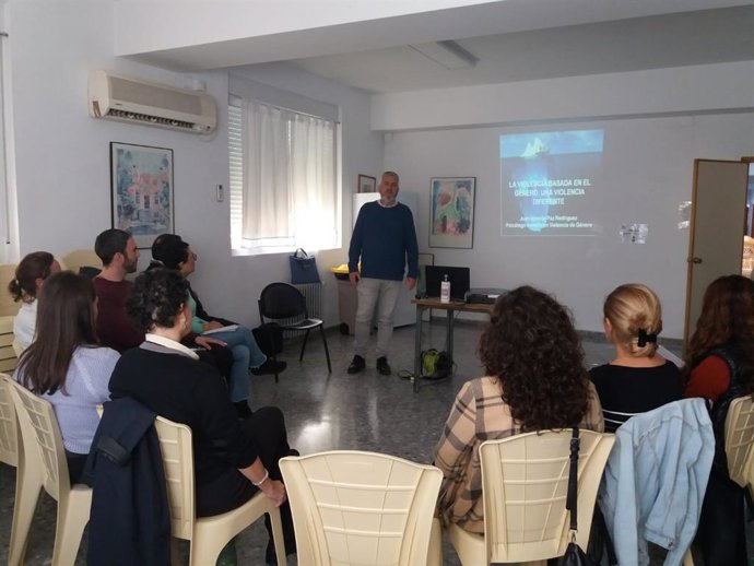 El IAM forma en materia de violencia de género al personal de la prisión de mujeres de Andalucía, en Alcalá de Guadaíra (Sevilla).