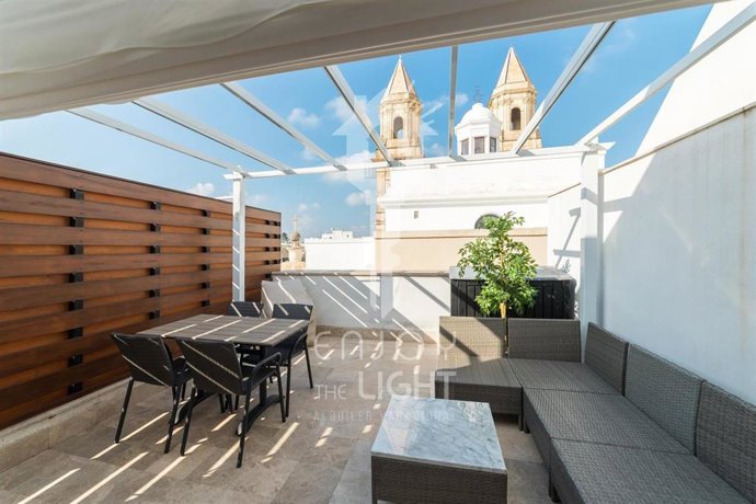 Archivo - Terraza de unos de los apartamentos gestionados por Enjoy the Light