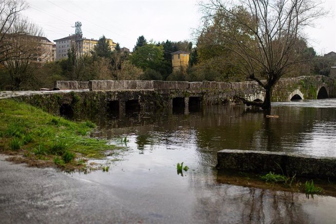 Calles inundadas a consecuencia de la crecida del río Tea, a 4 de noviembre de 2023, en Ponteareas, Pontevedra, Galicia (España). 
