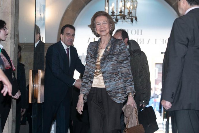 La reina emérita Doña Sofía llega al Hotel de la Reconquista de Oviedo para asistir a la ceremonia de entrega de los Premios Princesa de Asturias 2023