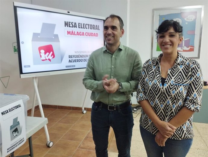 El coordinador andaluz de Izquierda Unida Toni Valero y la coordinadora provincial de Izquierda Unida,  Toni Morillas