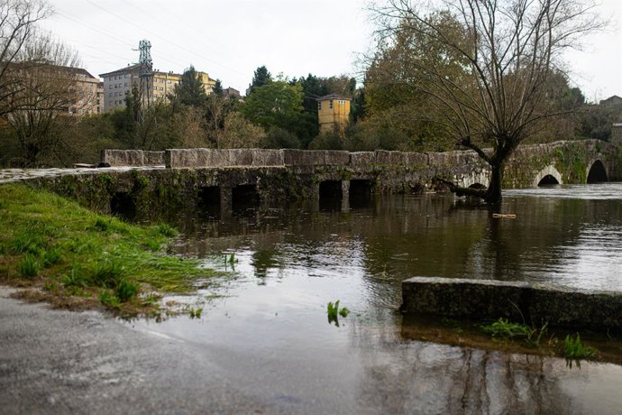 Calles inundadas a consecuencia de la crecida del río Tea, a 4 de noviembre de 2023, en Ponteareas, Pontevedra, Galicia (España). La borrasca Domingos ha llegado a Galicia con fuertes precipitaciones y rachas de viento que superan los 170 kilómetros por