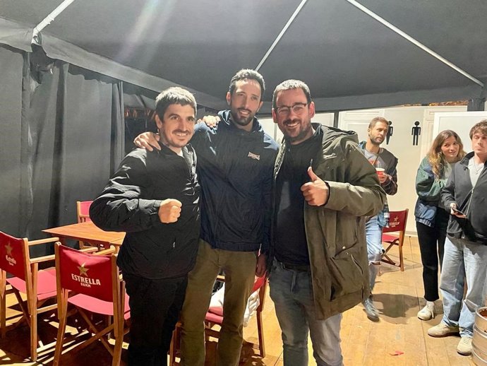 El cantante de Zoo, Toni Sánchez (más conocido como Panxo); el rapero Valtnyc y el alcalde de Girona, Lluc Salellas, en Les Fires de Sant Narcís de Girona.