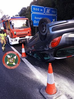 Vehículo volcado en el Alto de Liendo