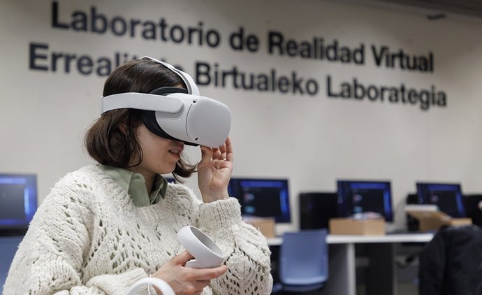 Archivo - Clase en el Laboratorio de Realidad Virtual de la UPNA, en el campus de Arrosadia de Pamplona.