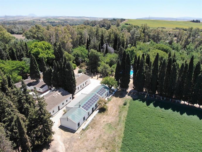 Imagen aérea de la Granja Escuela Buenavista en Arcos de la Frontera (Cádiz), que ha optado por utilizar la energía del sol para abastecer un punto de recarga para vehículos eléctricos.