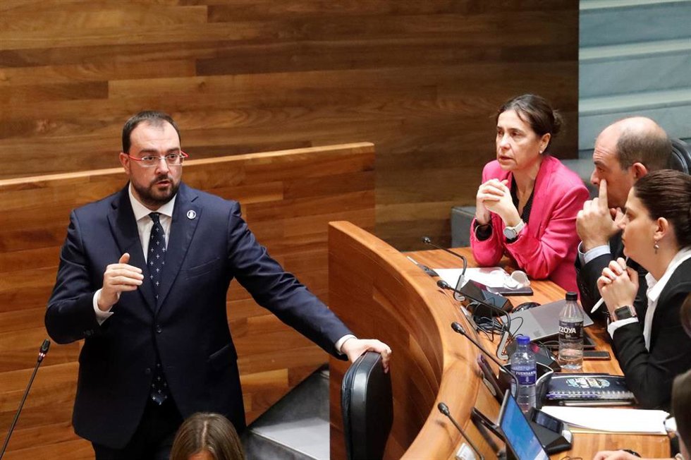 El presidente del Principado de Asturias, Adrián Barbón, responde en el pleno de la Junta General a las preguntas formuladas por los grupos parlamentarios.