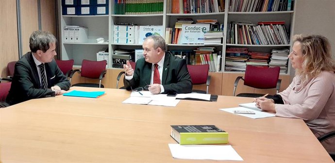 El viceconsejero de Industria y Transición Justa, Isaac Pola (centro) con el presidente ejecutivo del foro, David Balsa, y la directora general de Energía y Minería, Belarmina Díaz Aguado.