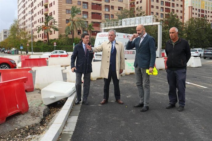 El alcalde de Sevilla, José Luis Sanz, ha visitado las obras de la nueva rotonda para acceder al barrio de Los Bermejales.