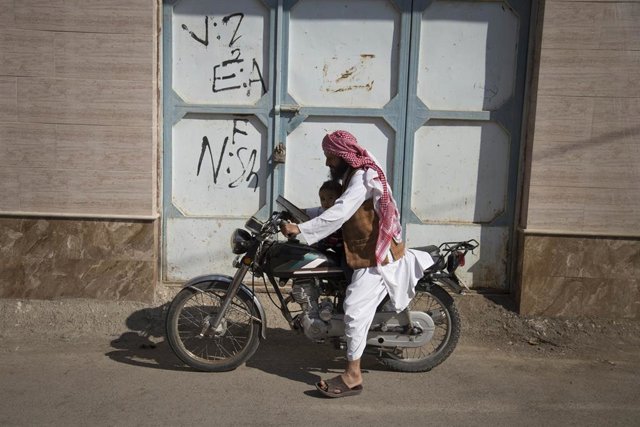 Archivo - Un hombre en motocicleta en la ciudad iraní de Jaf, en el este de Irán