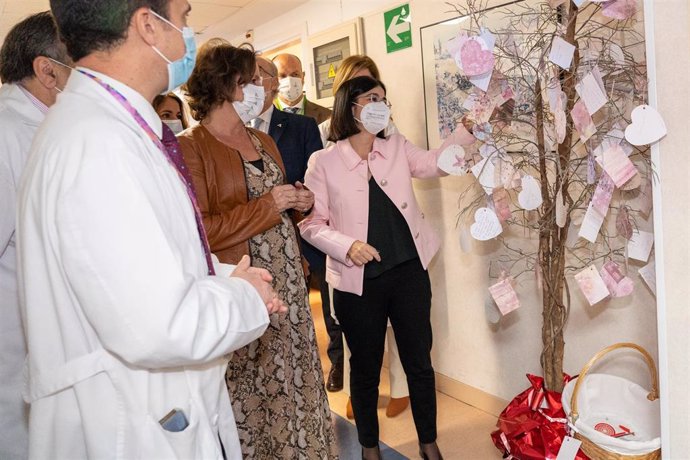 Archivo - La entonces ministra de Sanidad, Carolina Darias, lee los mensajes que dejan los pacientes en la zona de oncología a 23 de febrero de 2023 en Sevilla (Foto de archivo).
