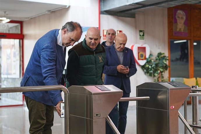 El consejero de Digitalización, Miguel López-Valverde, visita Moralzarzal para conocer los nuevos servicios digitales del Centro Deportivo Municipal.
