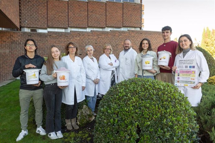 Investigadores del proyecto, junto a estudiantes voluntarios. De izquierda a derecha, Emilio Goicoechea, Valery Elsner, Mónica Oyarzun, Nieves Goicoechea, Carmen Sanmartín, Daniel Plano, Céline Guynot de Boismenu, Tomás Madrigal y Silvia Estarriaga.