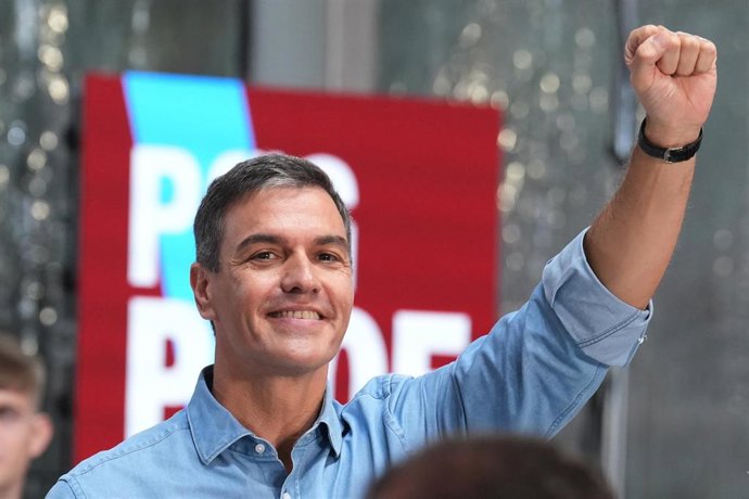 Archivo - El presidente del Gobierno en funciones y secretario general del PSOE, Pedro Sánchez, interviene en la fiesta de la Rosa del Partido Socialista de Galicia (PSdeG), en la parroquia de Sigüeiro, a 17 de septiembre de 2023, en Oroso, A Coruña, Ga