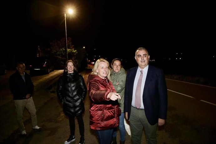 El consejero de Fomento, Roberto Media, y la alcaldesa de Entramabasaguas, María Jesús Susino, con los doce nuevos puntos de luz entre Navajeda y La Cavada