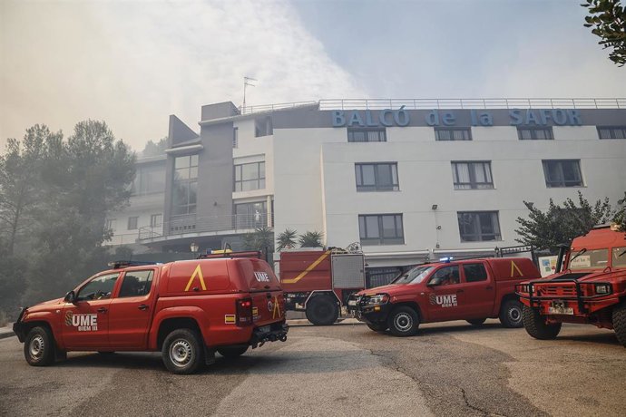 Varios vehículos de la UME en una zona afectada por el fuego