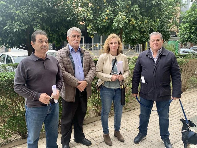 La portavoz del grupo Con Podemos-Izquierda Unida en Sevilla, Susana Hornillo, junto a vecinos de la zona de Emilio Lemos en Sevilla Este.