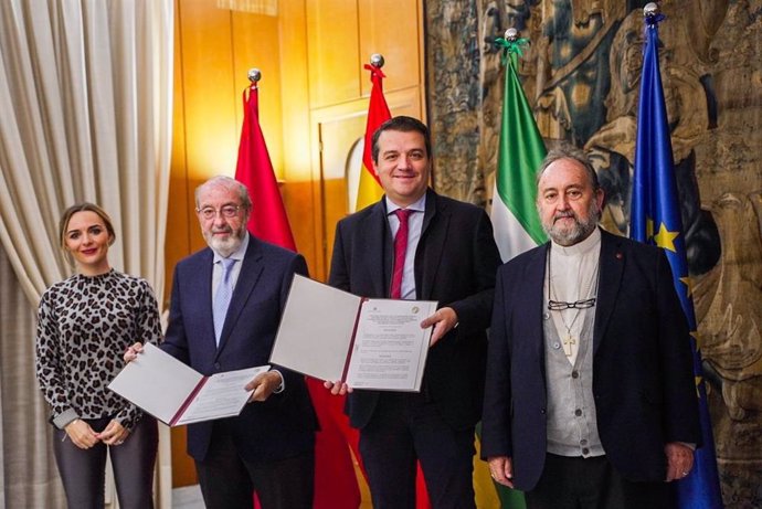 El alcalde de Córdoba, José María Bellido, ha formalizado un convenio de colaboración con el presidente de la Fundación Bangassou, Miguel Aguirre Muñoz, para la construcción de un centro educativo en Obo, una localidad de la República Centroafricana.