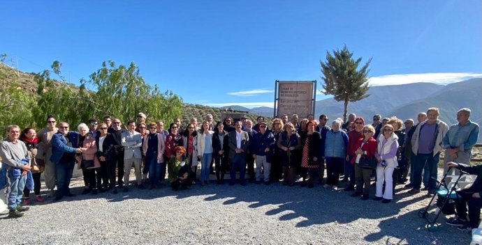 Representantes del PSOE y familiares de víctimas de la represión en el acto de homenaje celebrado en el Barranco del Carrizal de Órgiva (Granada).