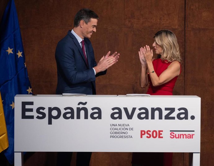 El presidente del Gobierno en funciones, Pedro Sánchez y la líder de Sumar y vicepresidenta segunda del Gobierno y ministra de Trabajo en funciones, Yolanda Díaz, aplauden tras firmar un acuerdo para un Gobierno de coalición progresista, en un acto públ