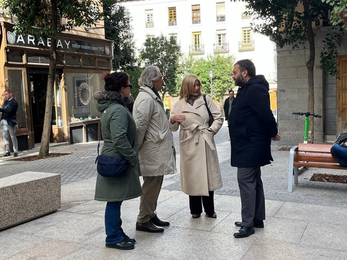 La delegada de Obras y Equipamientos, Paloma García Romero, acompañada del concejal de Centro, Carlos Segura, ha visitado esta mañana la plaza de Pontejos y su entorno para conocer el resultado de la remodelación integral finalizada recientemente.