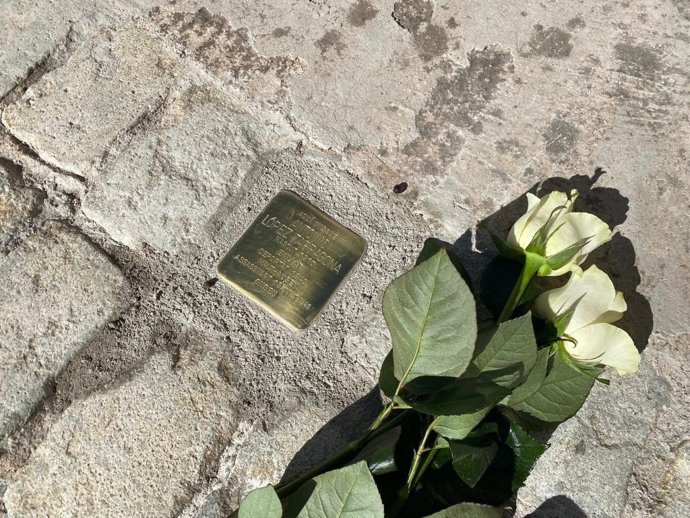 Uno de los cinco adoquines stolpersteine en recuerdo a cinco ciudadanos de Mollet del Valls (Barcelona) deportados a campos nazis