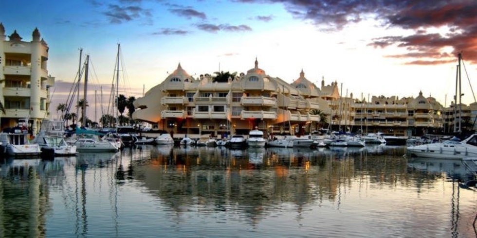 El alcalde, Juan Antonio Lara, ha destacado la necesidad de revitalizar la imagen del Puerto Deportivo, todo ello acompañado de un ambicioso plan que permita llenar sus instalaciones en fechas claves del año donde se registra menor afluencia de público.
